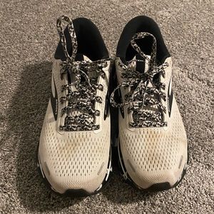 Brooks womens running shoes size 8 black and white camo